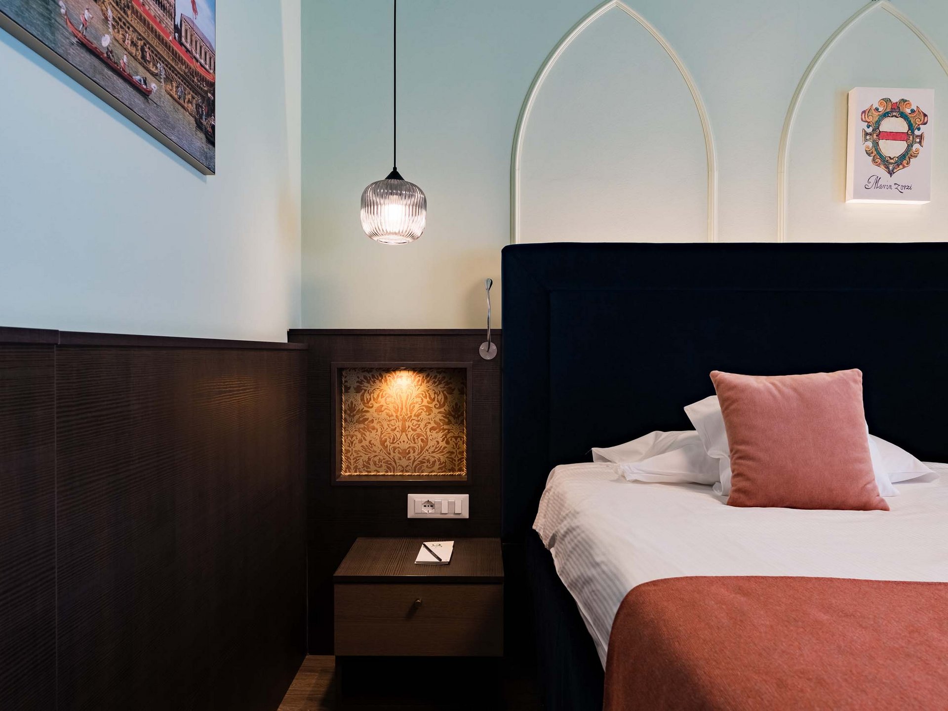 Hotel con terme vicino a Venezia: Hotel Garden Terme Camera da letto con testiera nera, cuscino rosa e illuminazione soffusa