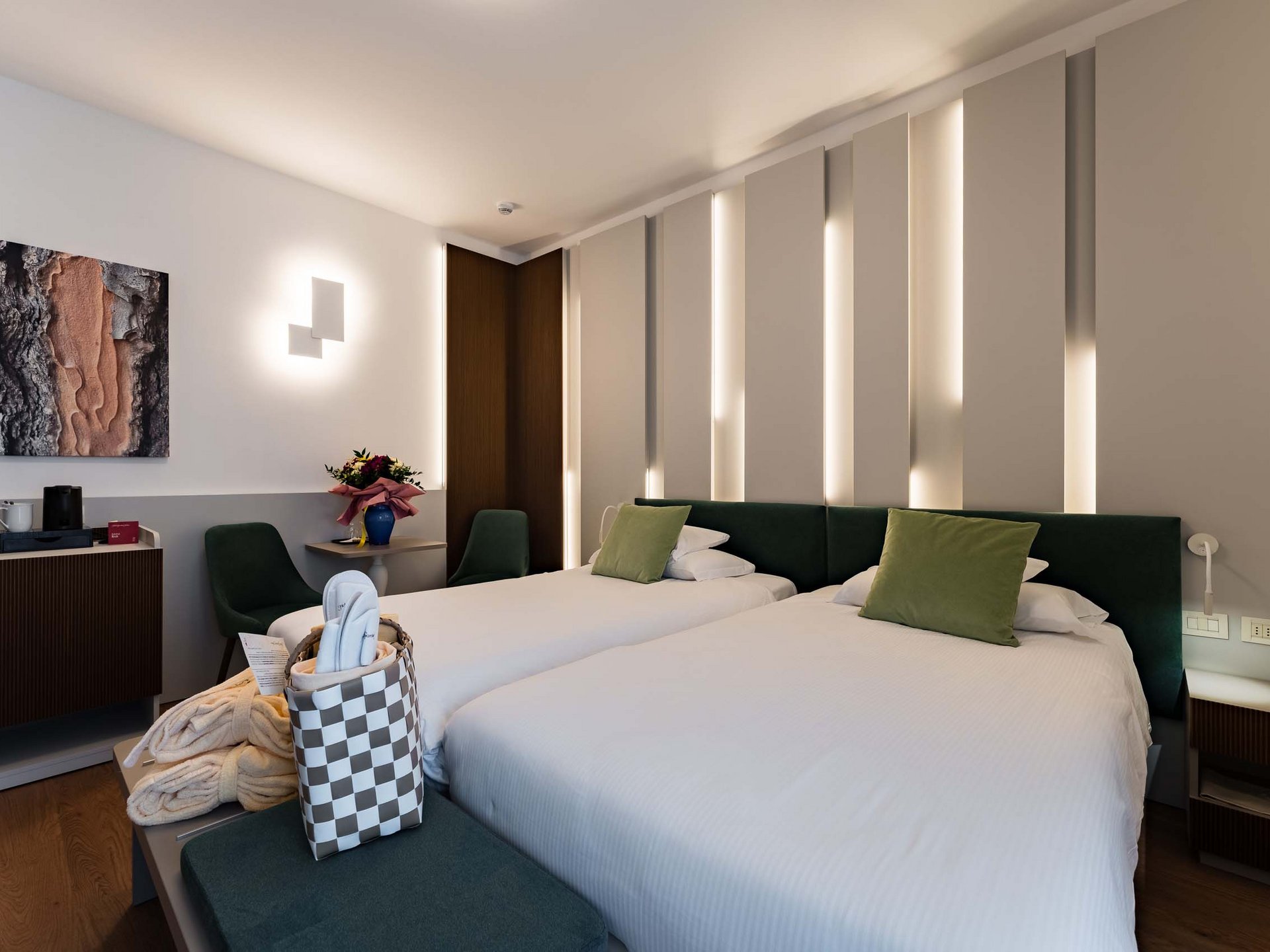 Hotel con terme vicino a Venezia: Hotel Garden Terme Camera moderna con due letti singoli, cuscini verdi e arredi eleganti